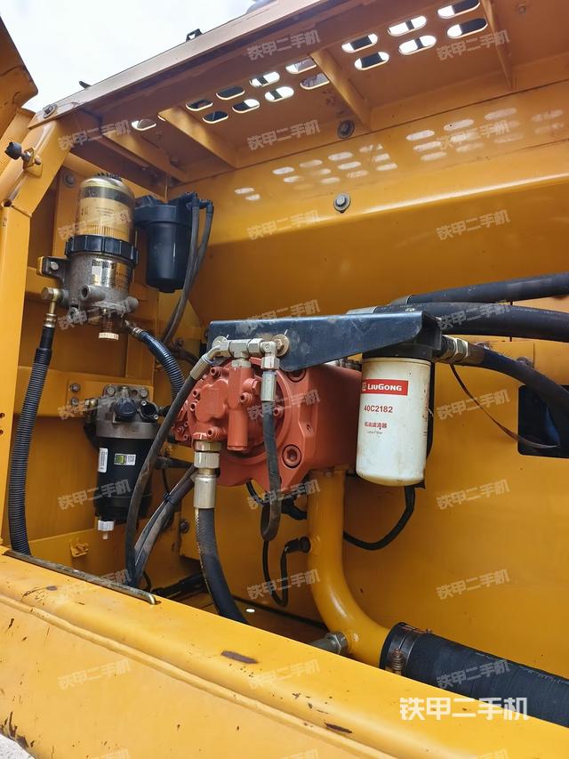 液压泵舱室正面整体（整机外观）