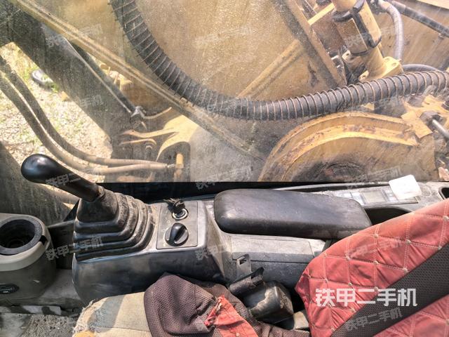 行走控制手柄和踏板?俯拍（駕駛室部分）