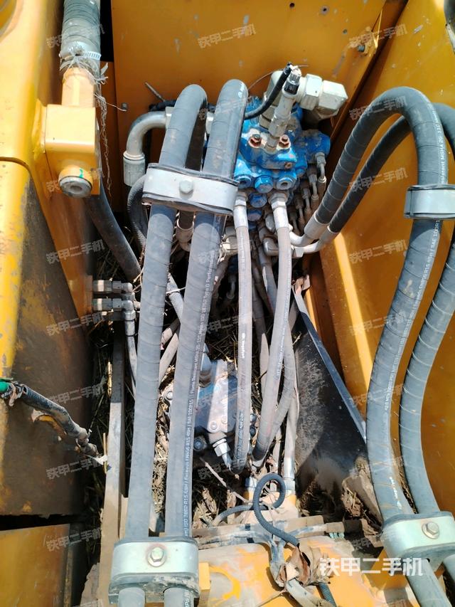 回转马达和主控阀（整机外观）