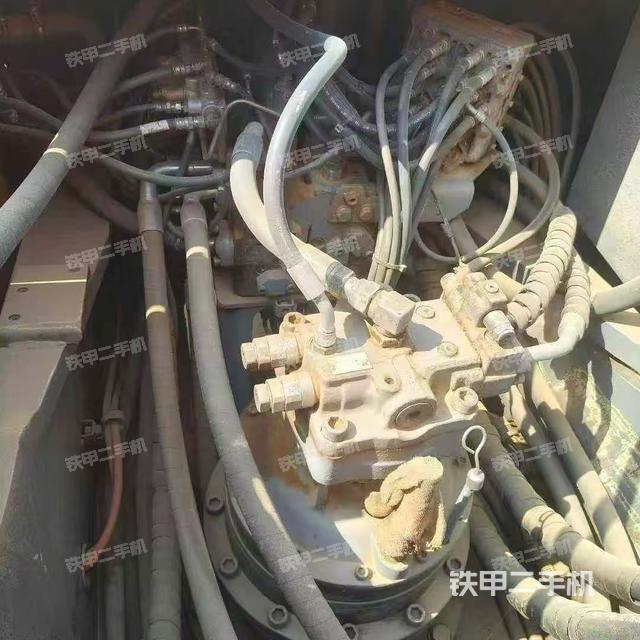 回转马达和主控阀（整机外观）