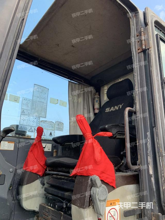 駕駛室頂部（整機外觀）