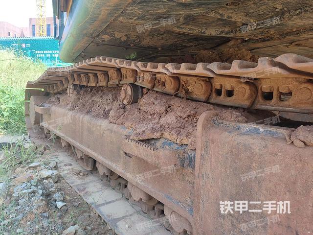 單側(cè)履帶整體(整機(jī)外觀) 單側(cè)履帶整體(整機(jī)外觀)