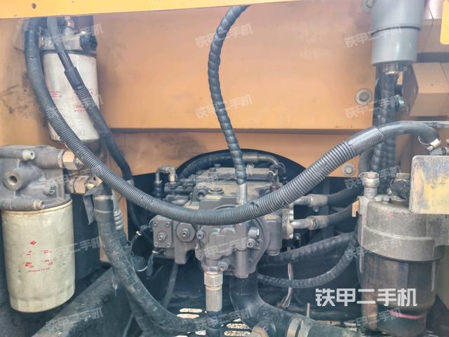 液壓泵艙室正面整體（整機外觀）