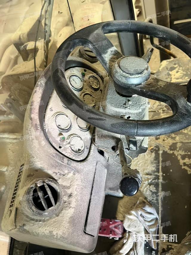 駕駛室工作臺(整機(jī)外觀及大件) 駕駛室工作臺(整機(jī)外觀及大件)