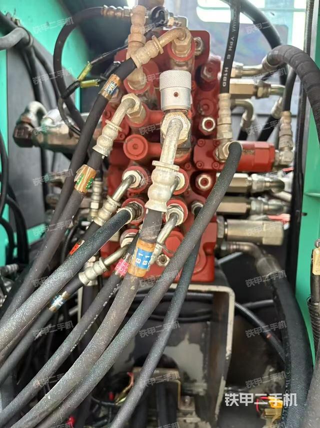 回转马达和主控阀（整机外观）