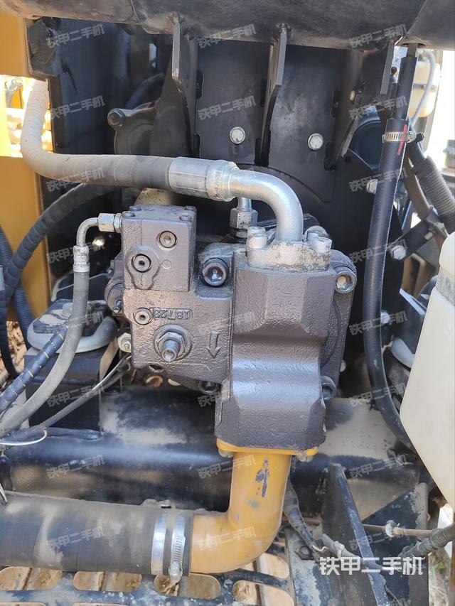 液壓泵艙室正面整體（整機外觀）