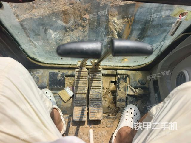 行走控制手柄和踏板 俯拍（驾驶室部分）