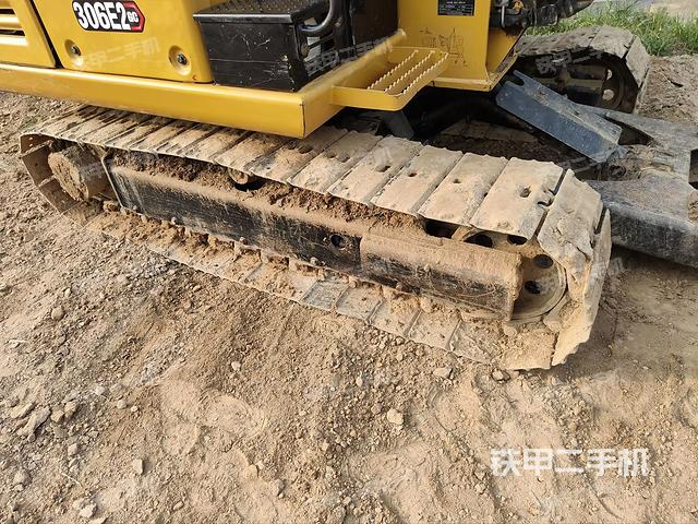 單側(cè)履帶整體(整機(jī)外觀) 單側(cè)履帶整體(整機(jī)外觀)