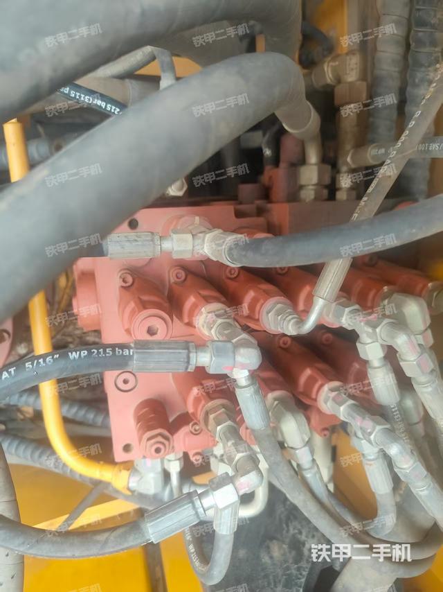 回轉(zhuǎn)馬達(dá)和主控閥（整機(jī)外觀）