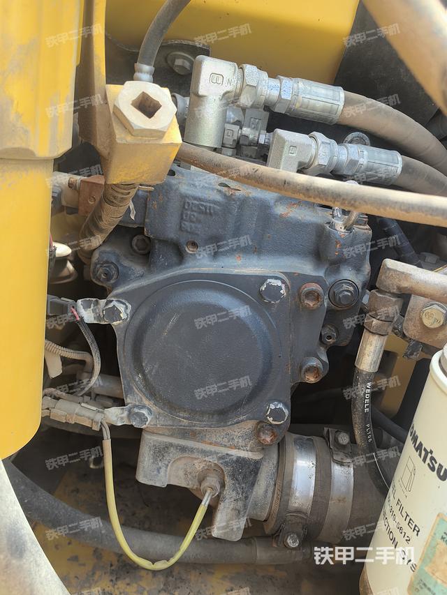 液壓泵艙室正面整體(整機外觀) 液壓泵艙室正面整體(整機外觀)