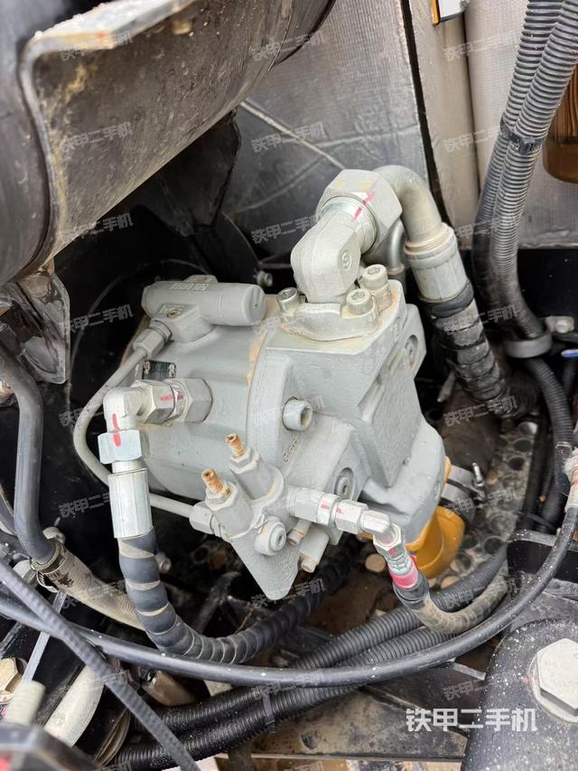 液壓泵艙室正面整體(整機外觀) 液壓泵艙室正面整體(整機外觀)