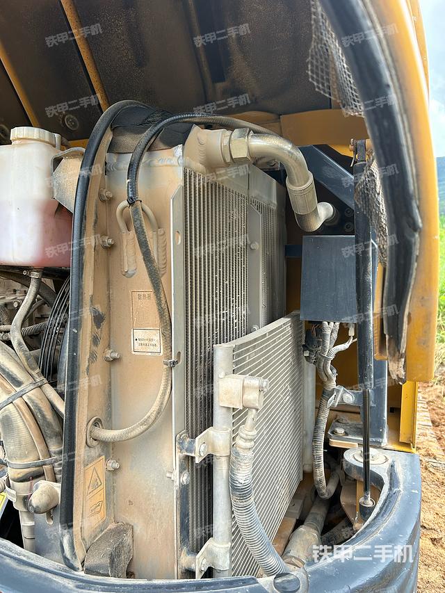 回轉(zhuǎn)馬達(dá)和主控閥(整機(jī)外觀) 回轉(zhuǎn)馬達(dá)和主控閥(整機(jī)外觀)