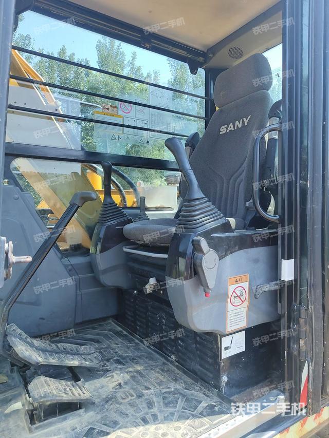 駕駛室頂部（整機外觀）