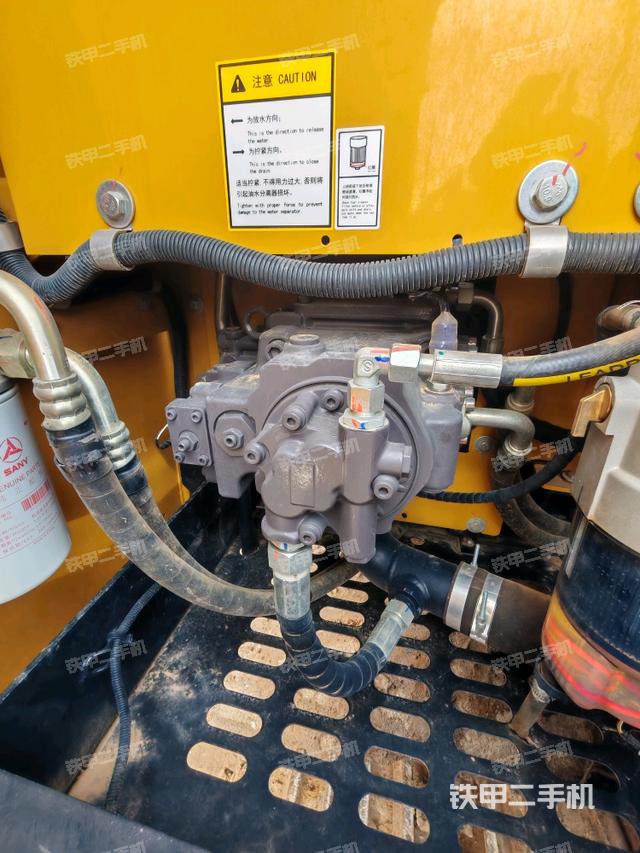 液壓泵艙室正面整體（整機外觀）