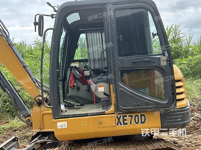 駕駛室頂部(整機(jī)外觀) 駕駛室頂部(整機(jī)外觀)