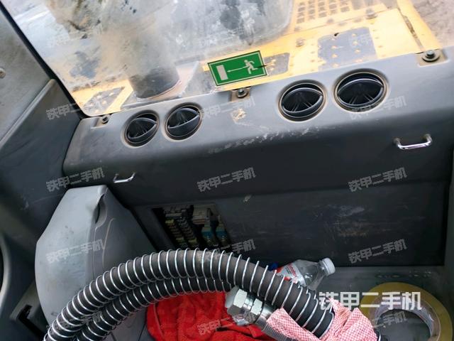 左后方玻璃角標（駕駛室部分）