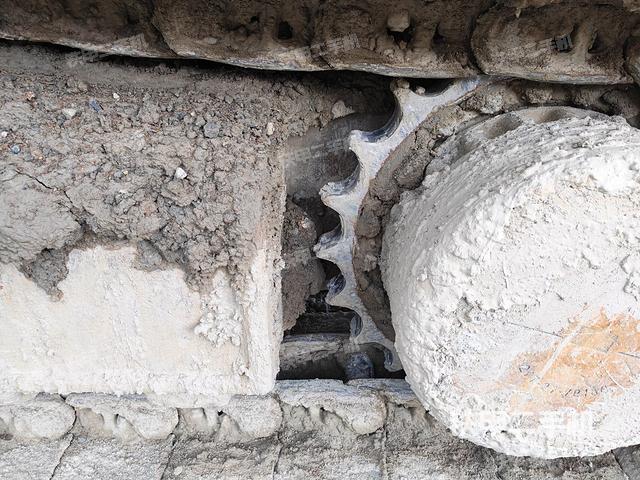 左驅(qū)動輪（行走機構(gòu)）