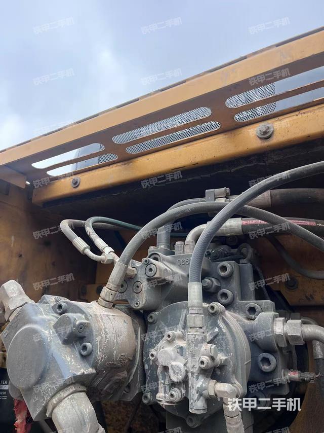 液壓泵艙室正面整體（整機外觀）