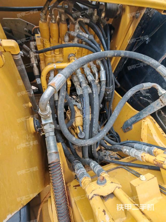 回转马达和主控阀（整机外观）