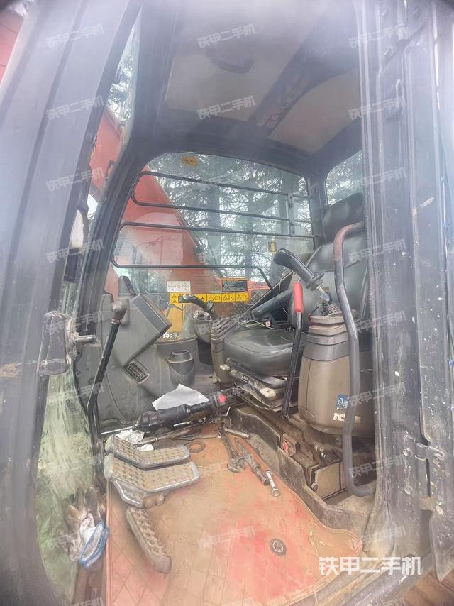 駕駛室整體(整機(jī)外觀) 駕駛室整體(整機(jī)外觀)