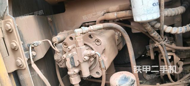 液压泵舱室正面整体(整机外观) 液压泵舱室正面整体(整机外观)