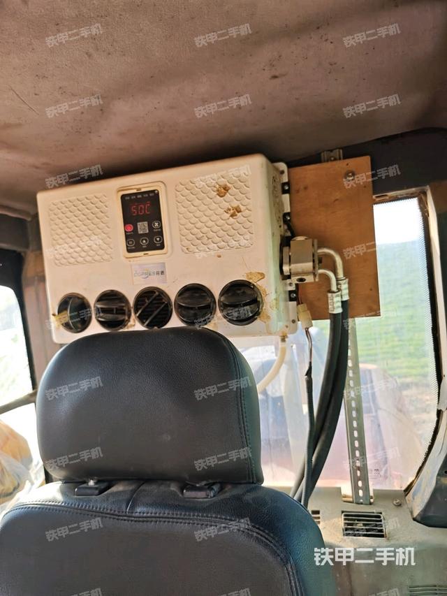 座椅右側(cè)控制臺(tái)/鑰匙門/油門/含右手柄（駕駛室部分）