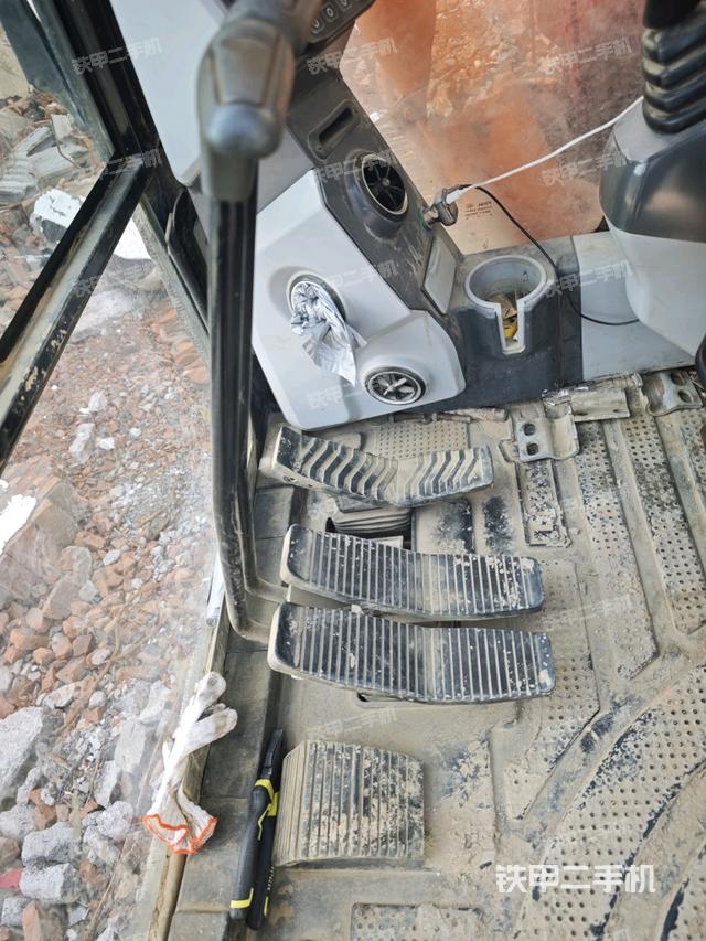 行走控制手柄和踏板?俯拍（駕駛室部分）