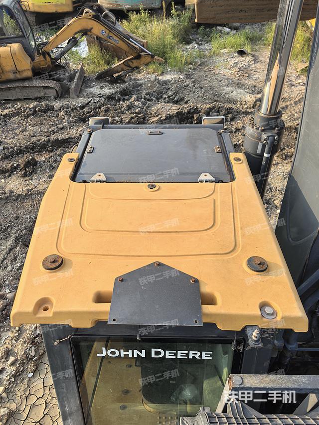 駕駛室頂部（整機外觀）