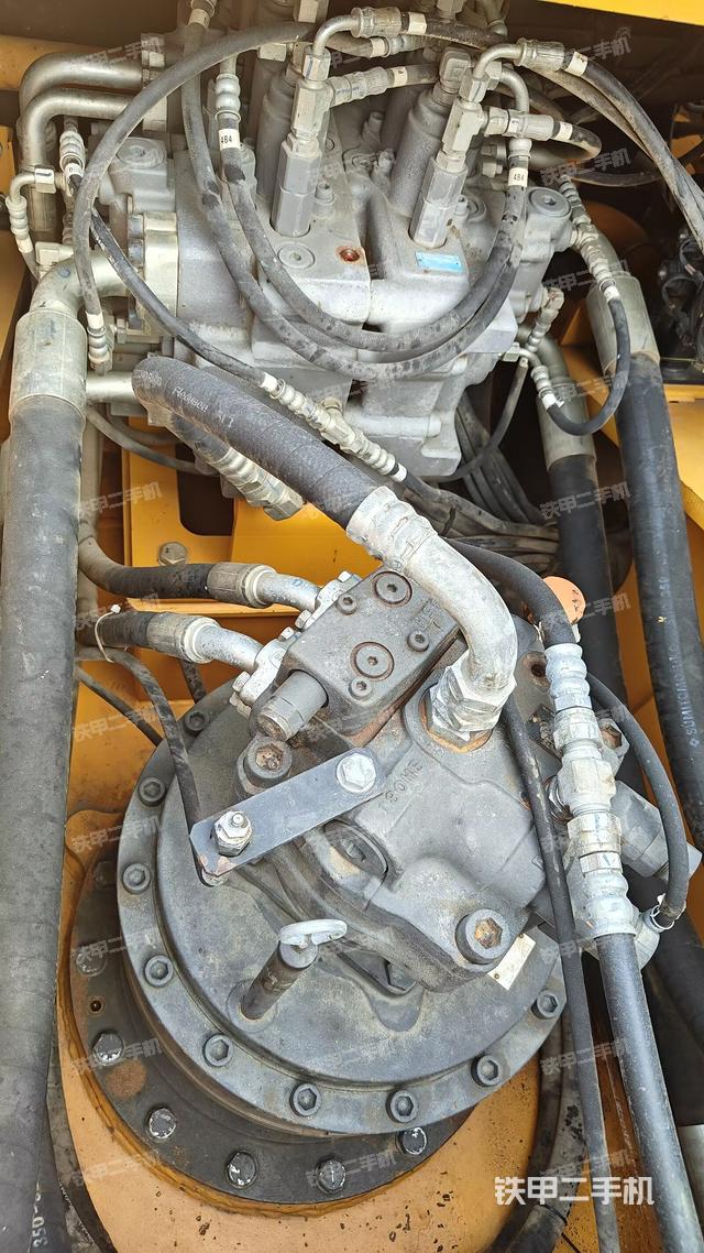 回转马达和主控阀(整机外观) 回转马达和主控阀(整机外观)