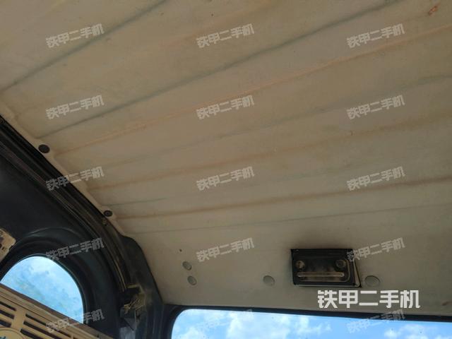 行走控制手柄和踏板?俯拍（駕駛室部分）