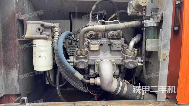 液压泵舱室正面整体（整机外观）