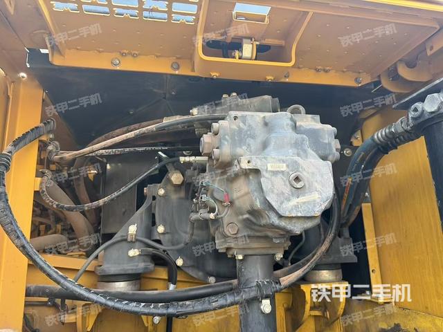 液压泵舱室正面整体（整机外观）