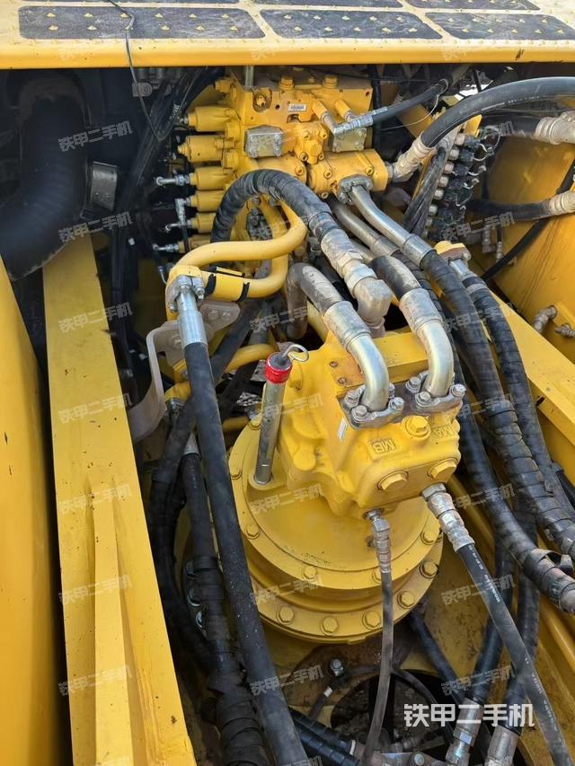 回转马达和主控阀（整机外观）