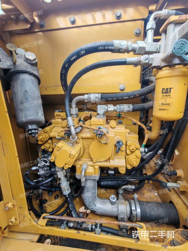 液压泵舱室正面整体（整机外观）