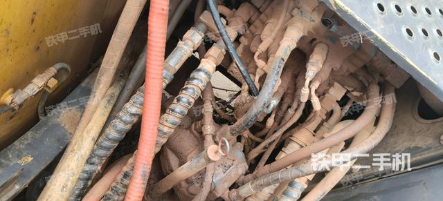 回转马达和主控阀(整机外观) 回转马达和主控阀(整机外观)