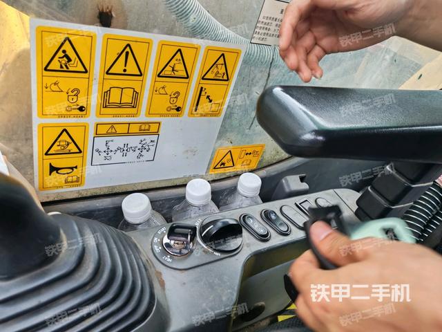 座椅右側控制臺/鑰匙門/油門/含右手柄（駕駛室部分）