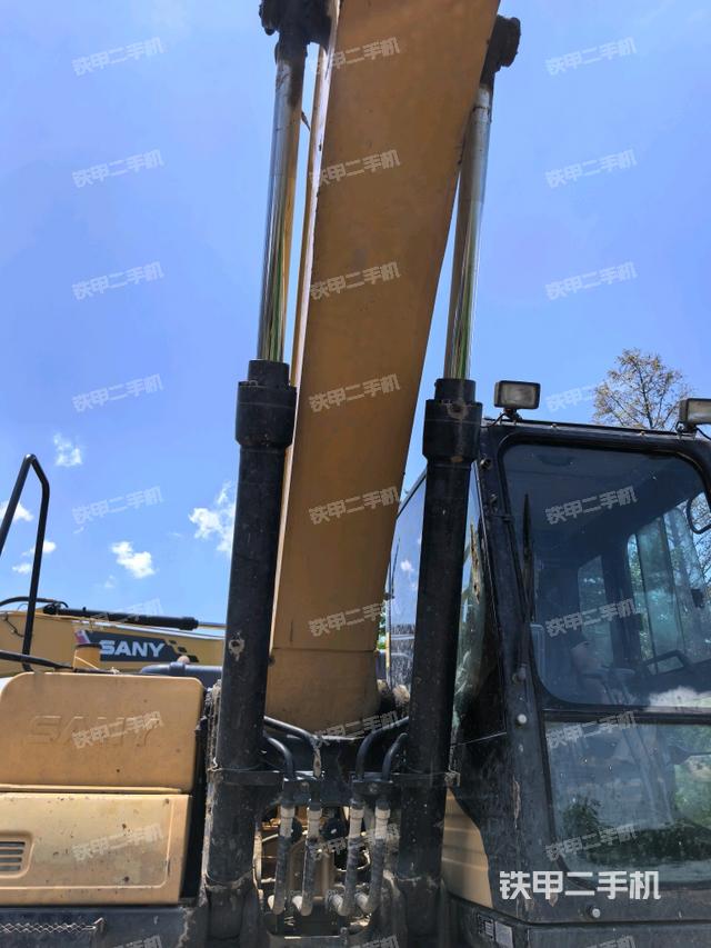 大臂油缸整体 竖拍（工作和回转装置）