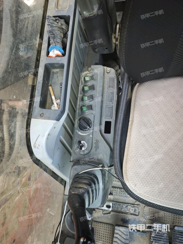 座椅右側(cè)控制臺(tái)/鑰匙門(mén)/油門(mén)/含右手柄（駕駛室部分）