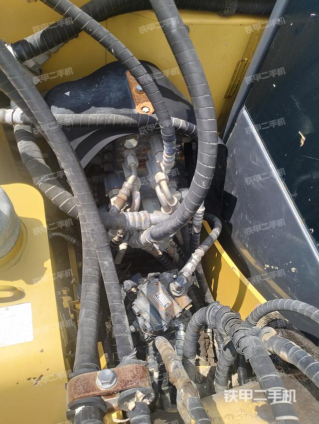 液壓泵艙室正面整體（整機(jī)外觀）