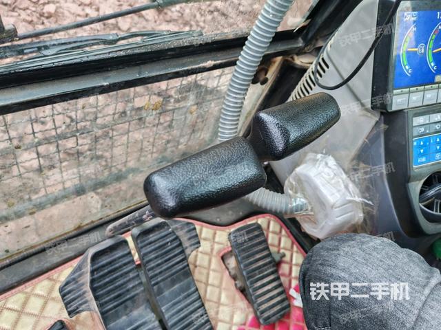 行走控制手柄和踏板?俯拍（駕駛室部分）