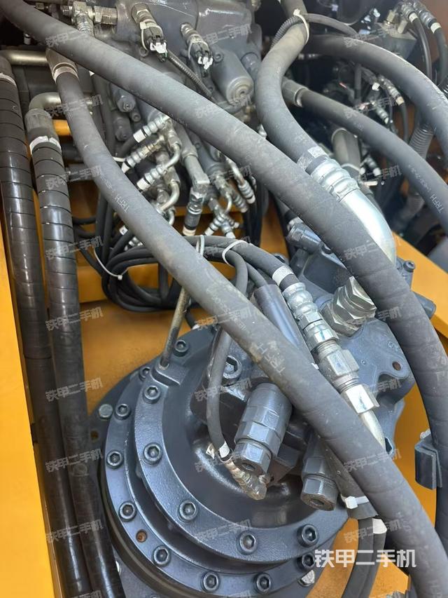 回转马达和主控阀(整机外观) 回转马达和主控阀(整机外观)