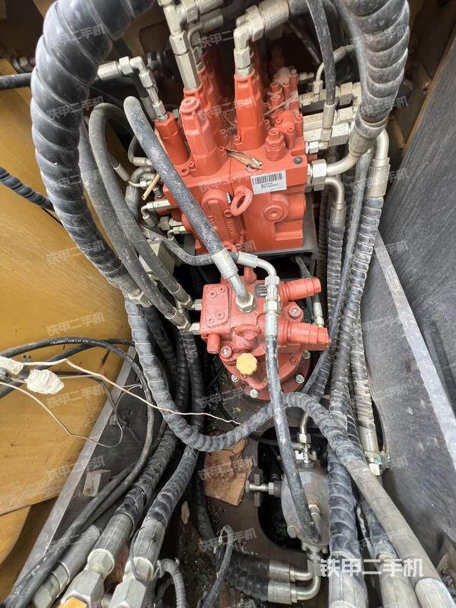 回轉(zhuǎn)馬達(dá)和主控閥（整機(jī)外觀）