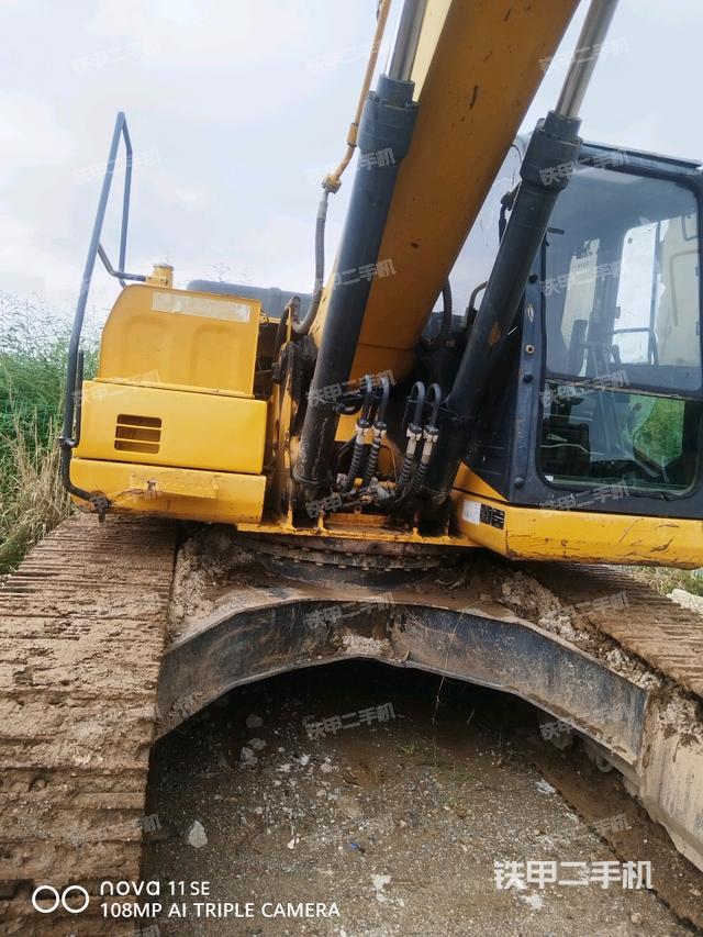 大臂油缸整体 竖拍（工作和回转装置）