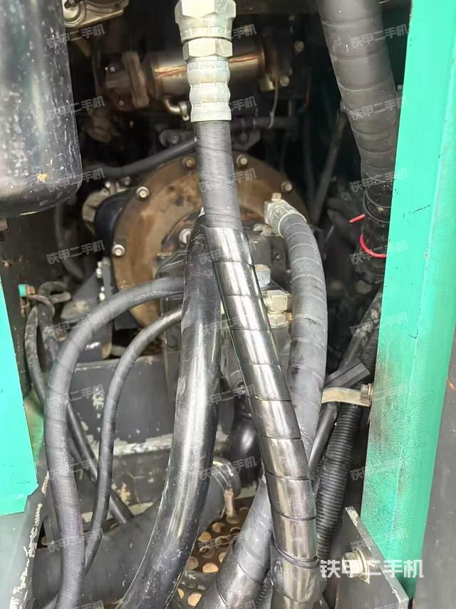 液压泵舱室正面整体（整机外观）