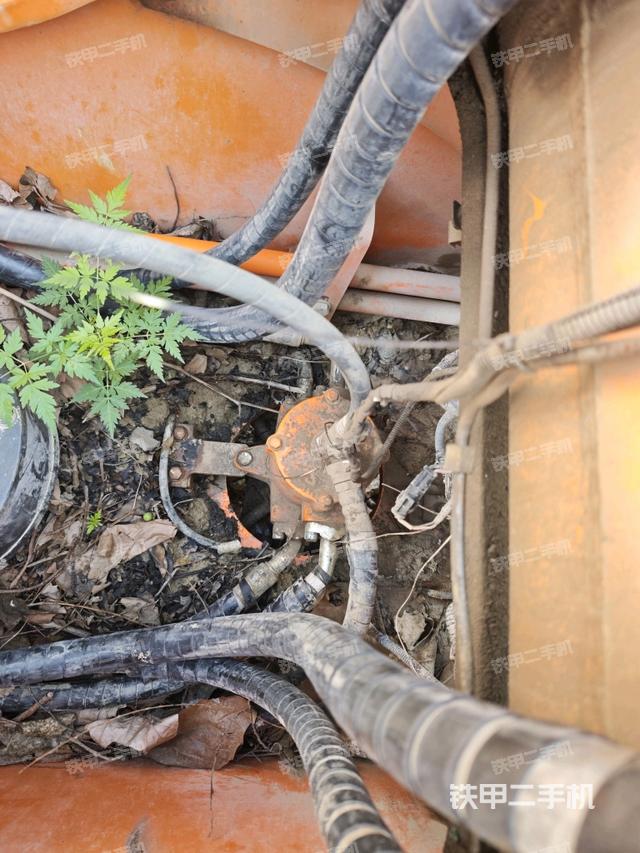 中央回轉(zhuǎn)接頭特寫(xiě)（上車(chē)部件）