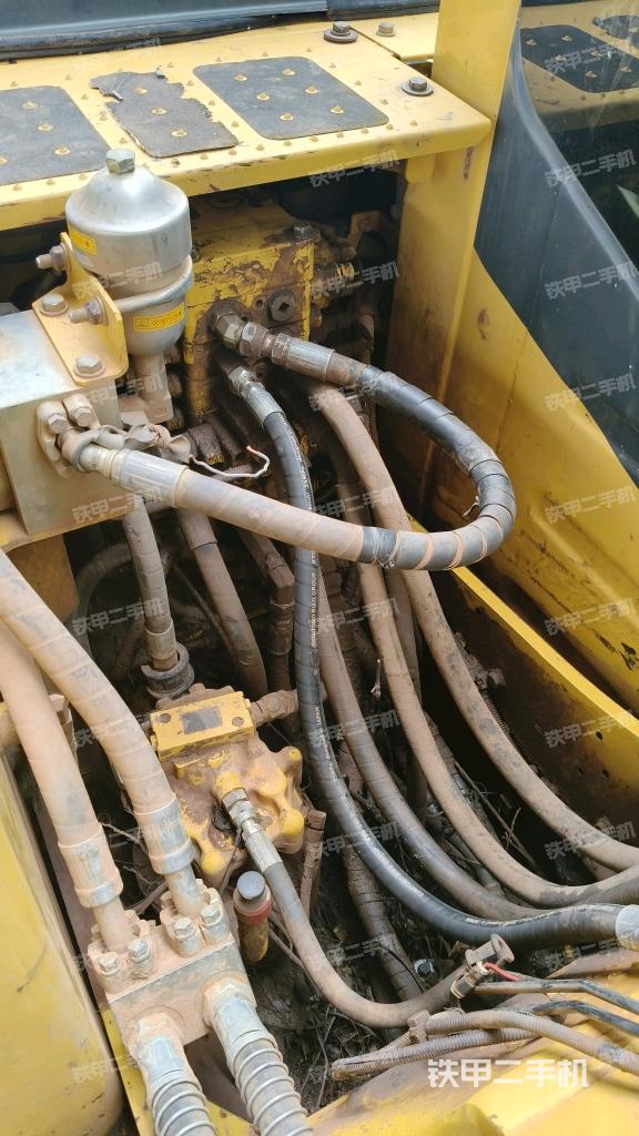 回轉(zhuǎn)馬達(dá)和主控閥（整機(jī)外觀）