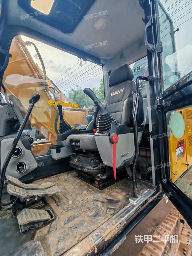 駕駛室整體（整機外觀）