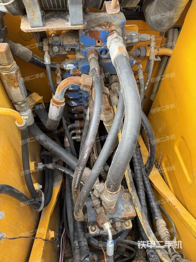 回轉(zhuǎn)馬達(dá)和主控閥（整機(jī)外觀）