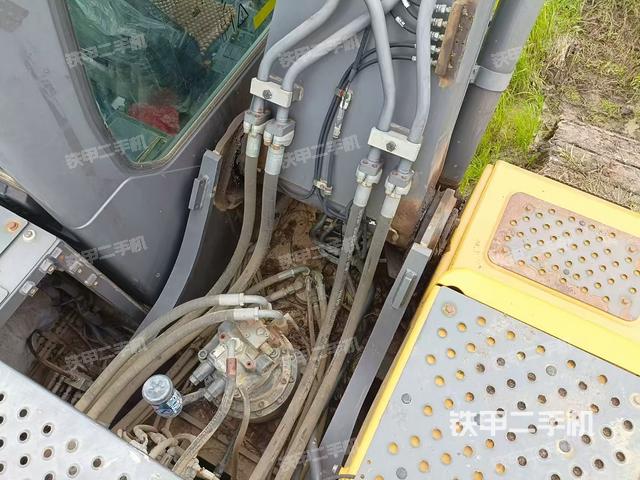 回轉(zhuǎn)馬達(dá)和主控閥（整機(jī)外觀）