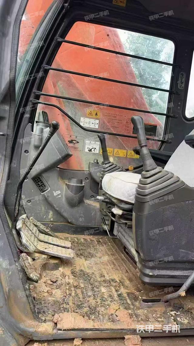 回转马达和主控阀（整机外观）